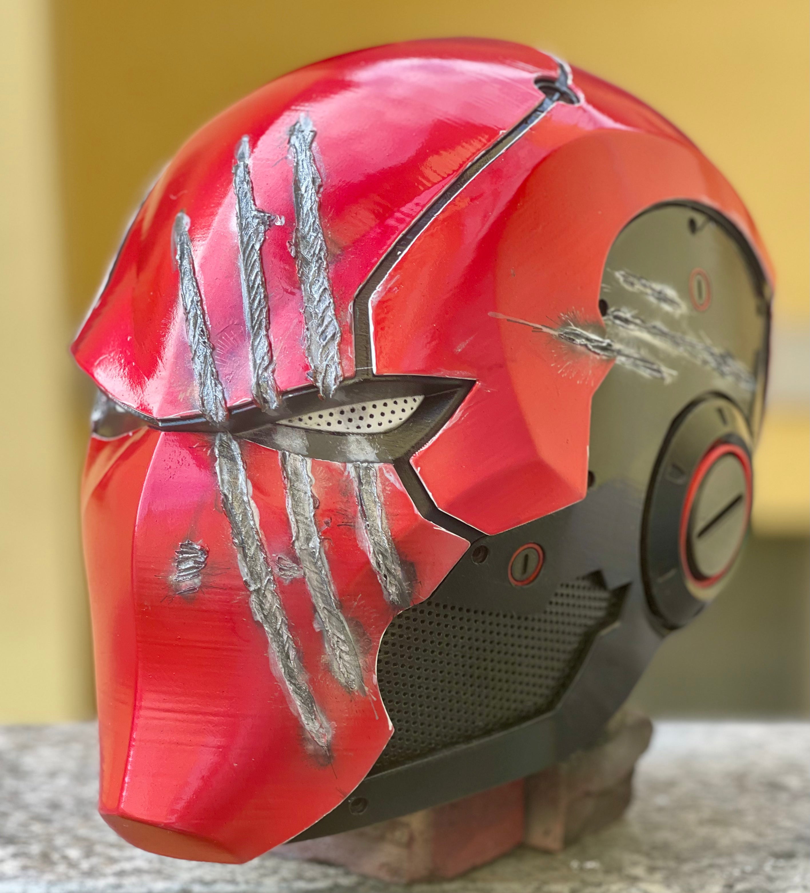 Casco cosplay personalizzato di Red Hood.