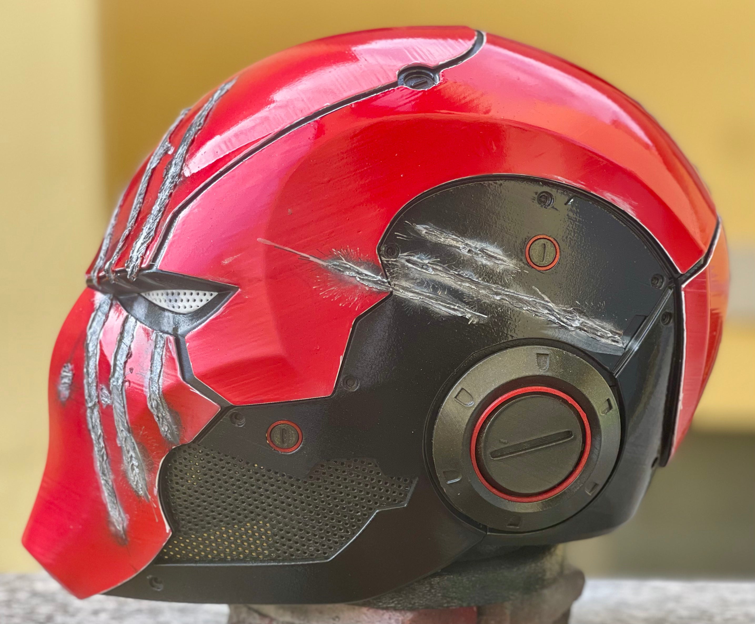 Casco cosplay personalizzato di Red Hood.