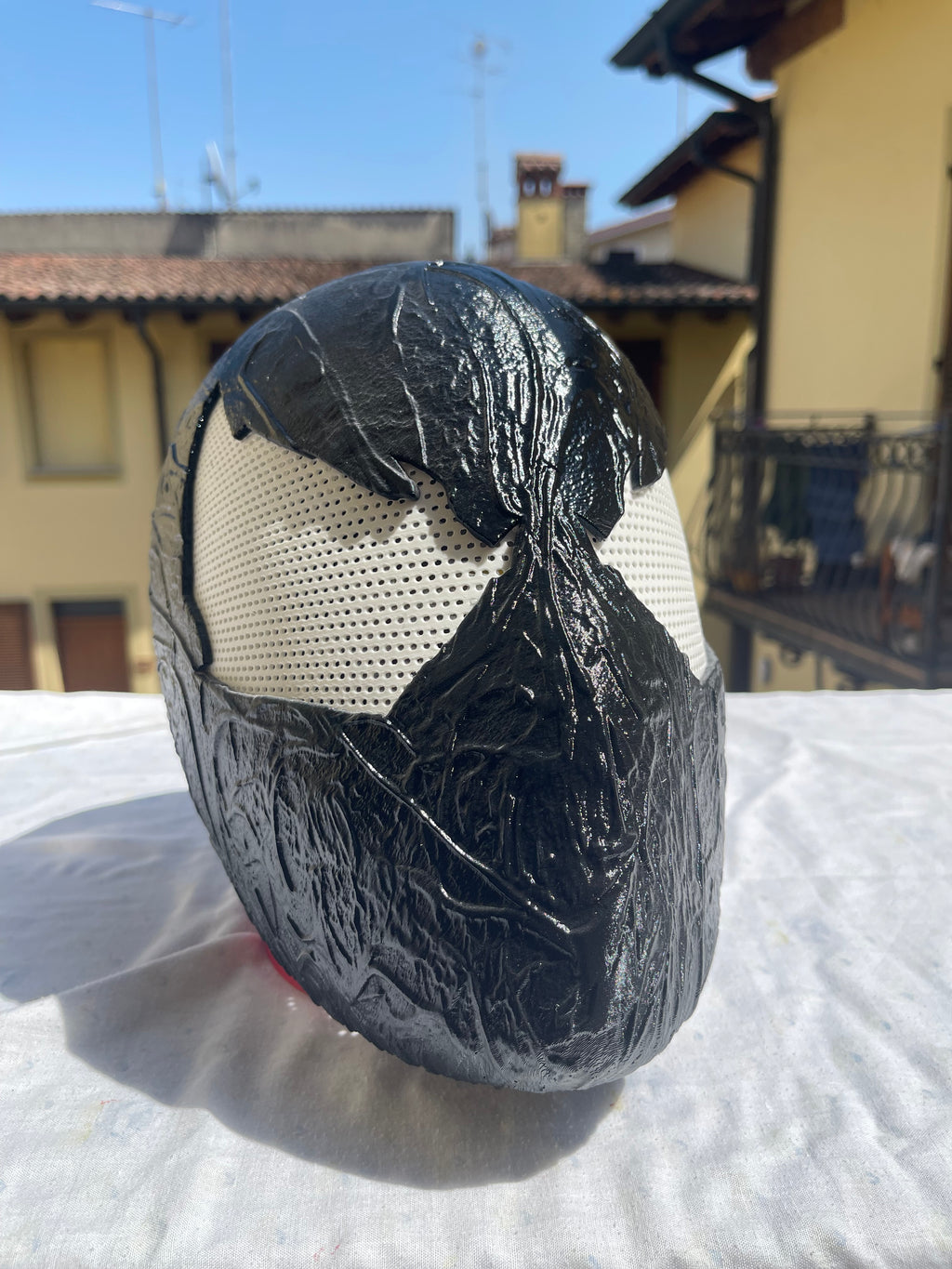 Elmo da cosplay ispirato al costume simbiotico di Spider-Man