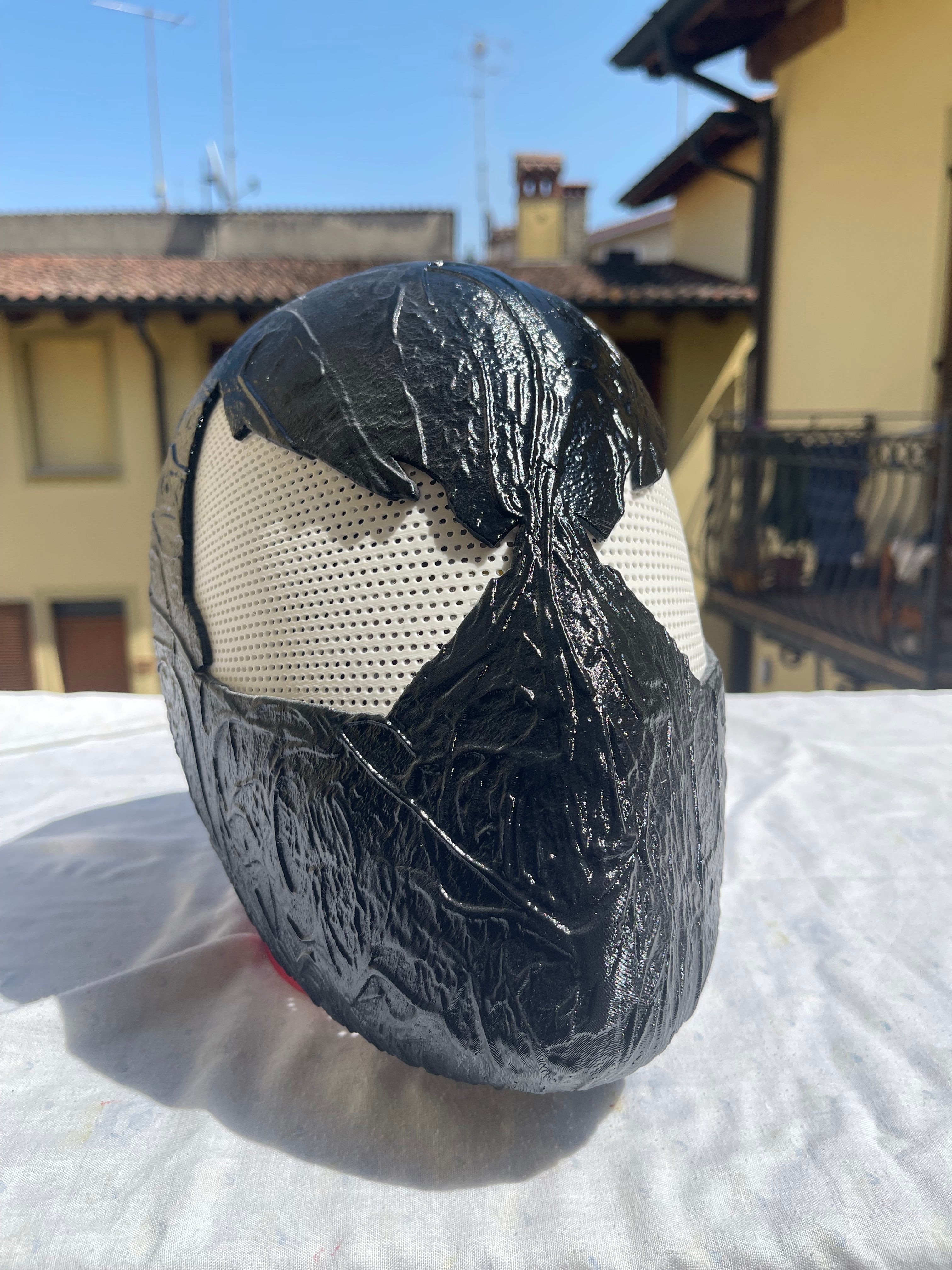 Elmo da cosplay ispirato al costume simbiotico di Spider-Man