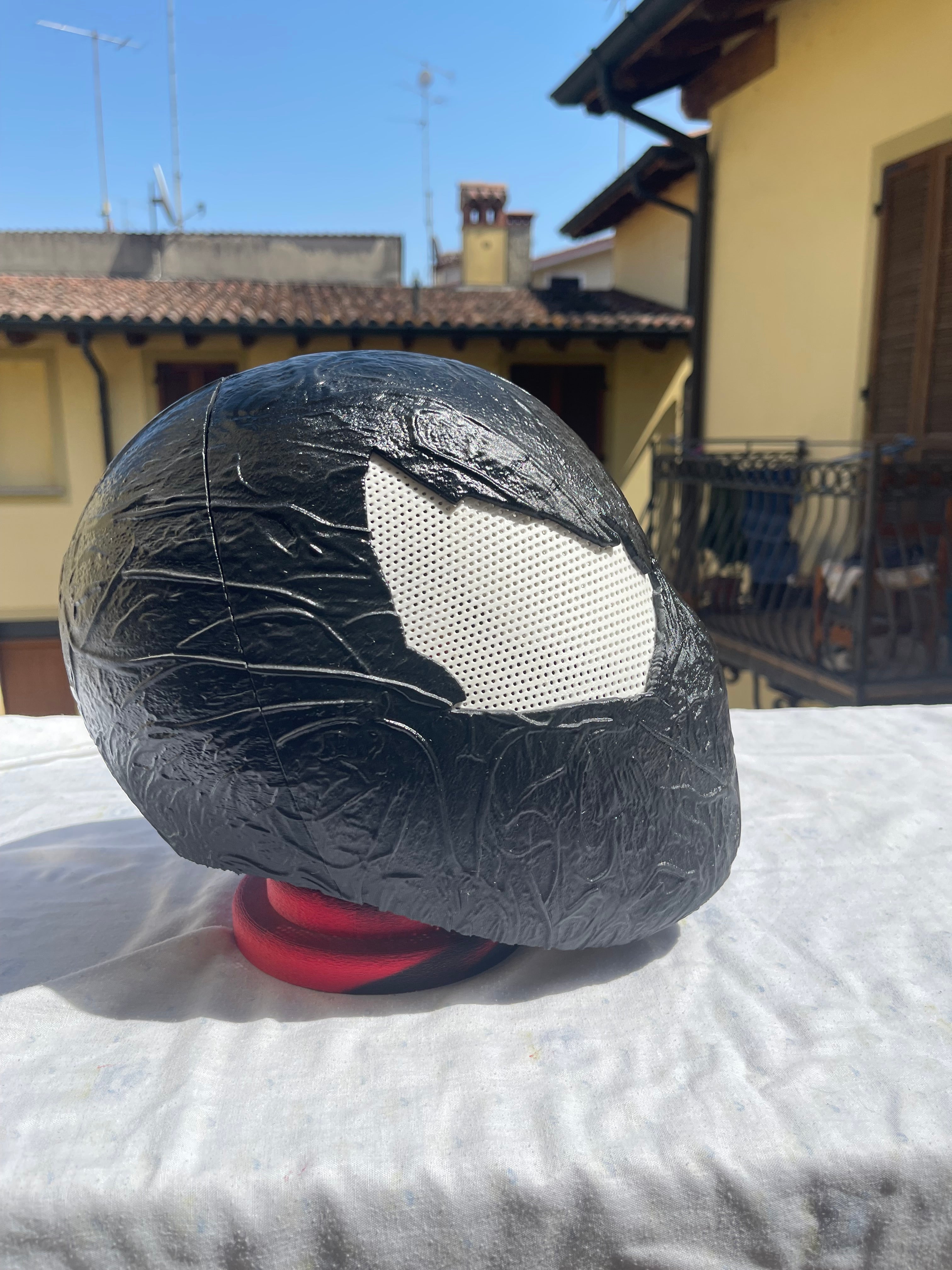 Elmo da cosplay ispirato al costume simbiotico di Spider-Man