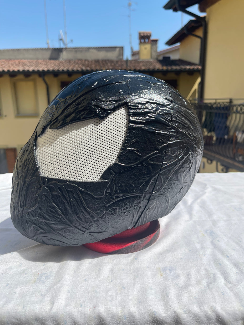 Elmo da cosplay ispirato al costume simbiotico di Spider-Man