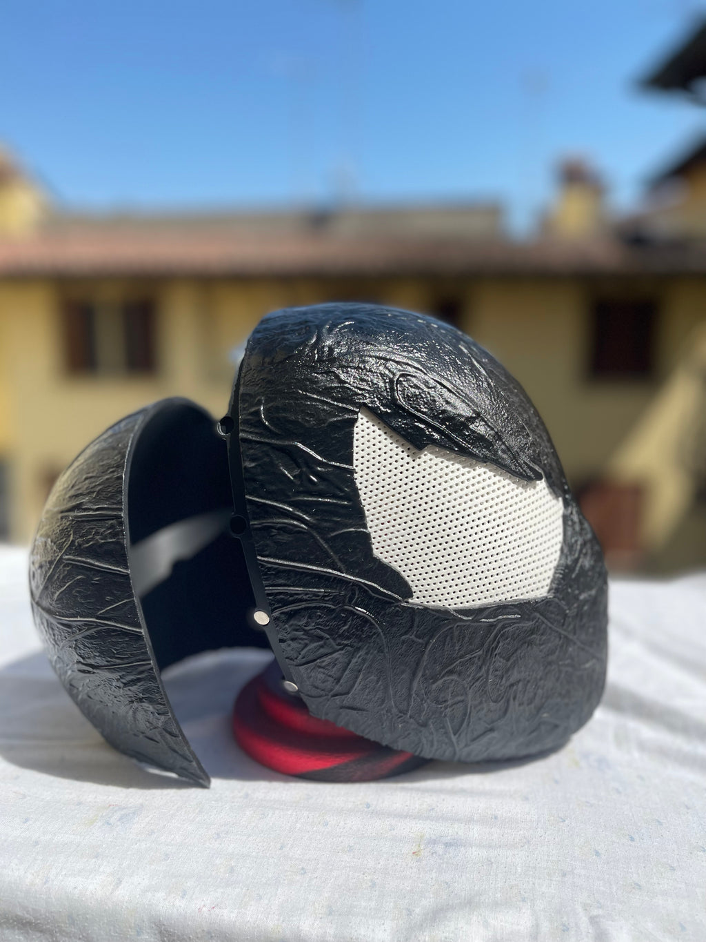 Elmo da cosplay ispirato al costume simbiotico di Spider-Man