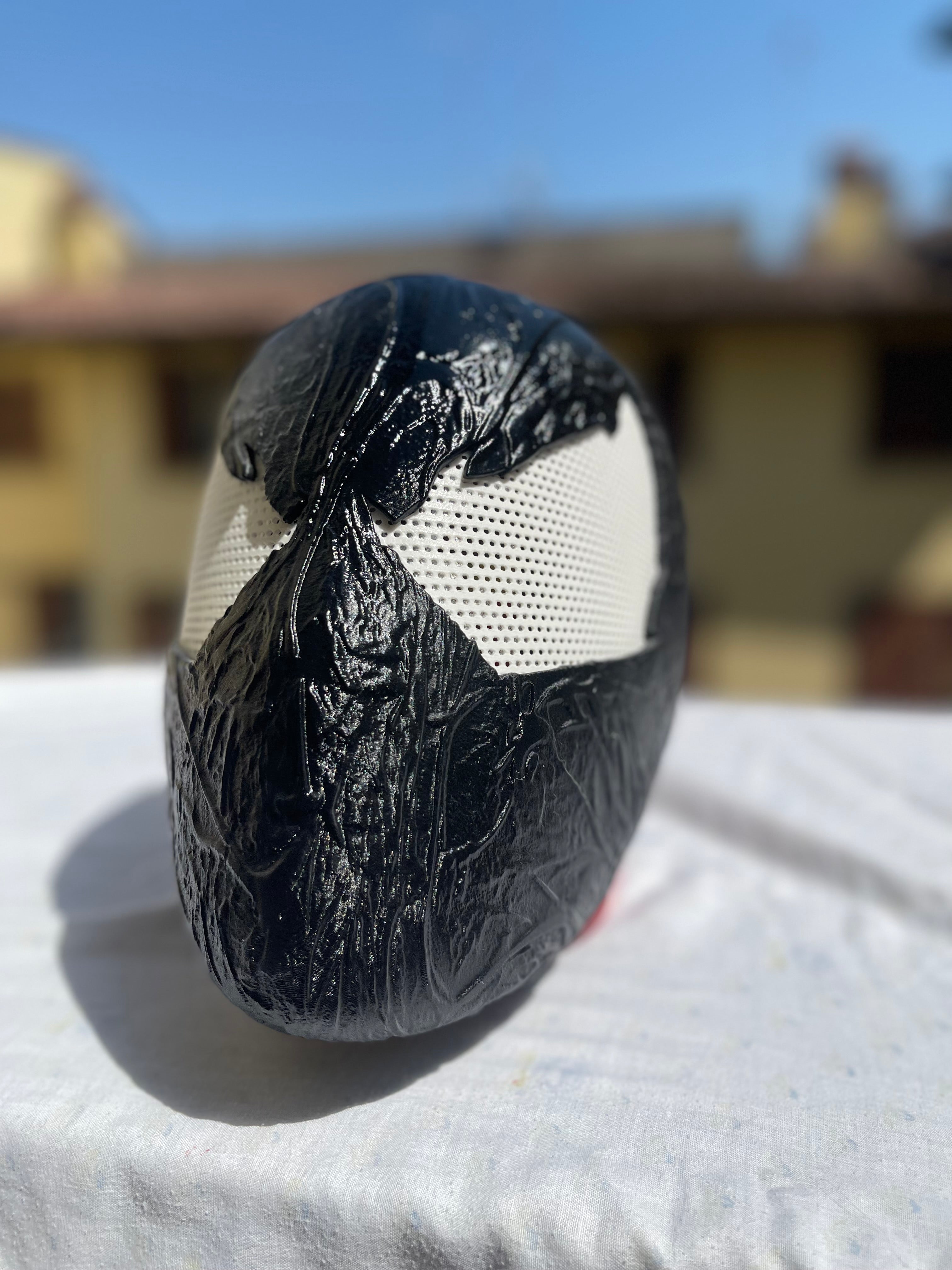 Elmo da cosplay ispirato al costume simbiotico di Spider-Man