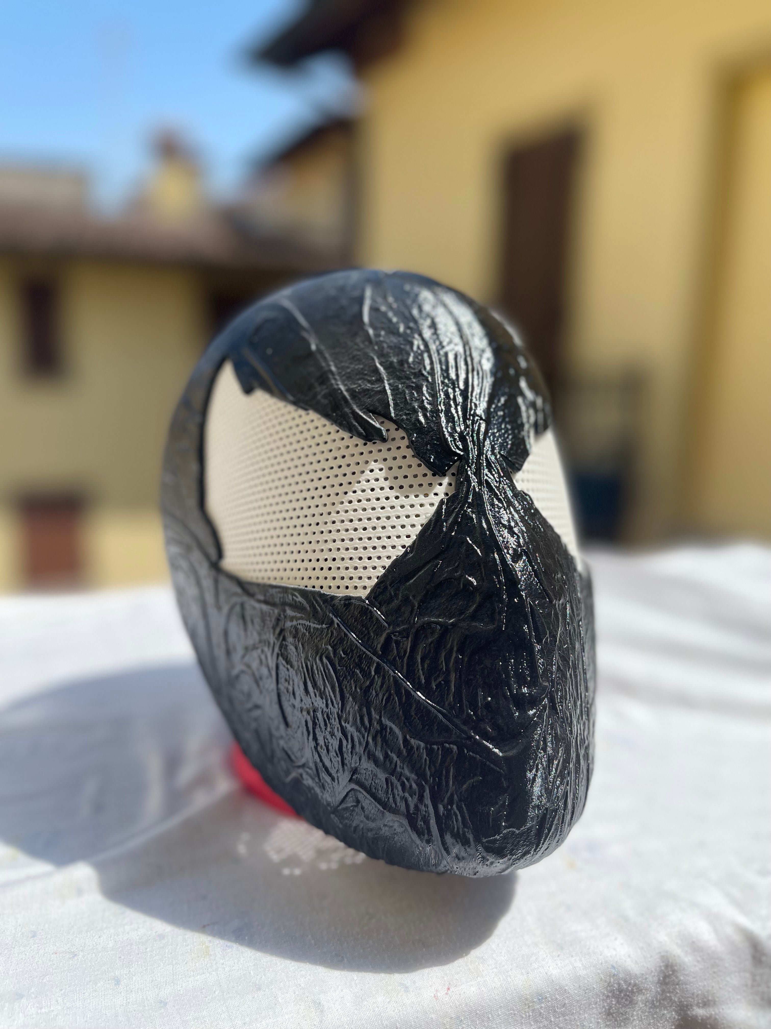 Elmo da cosplay ispirato al costume simbiotico di Spider-Man