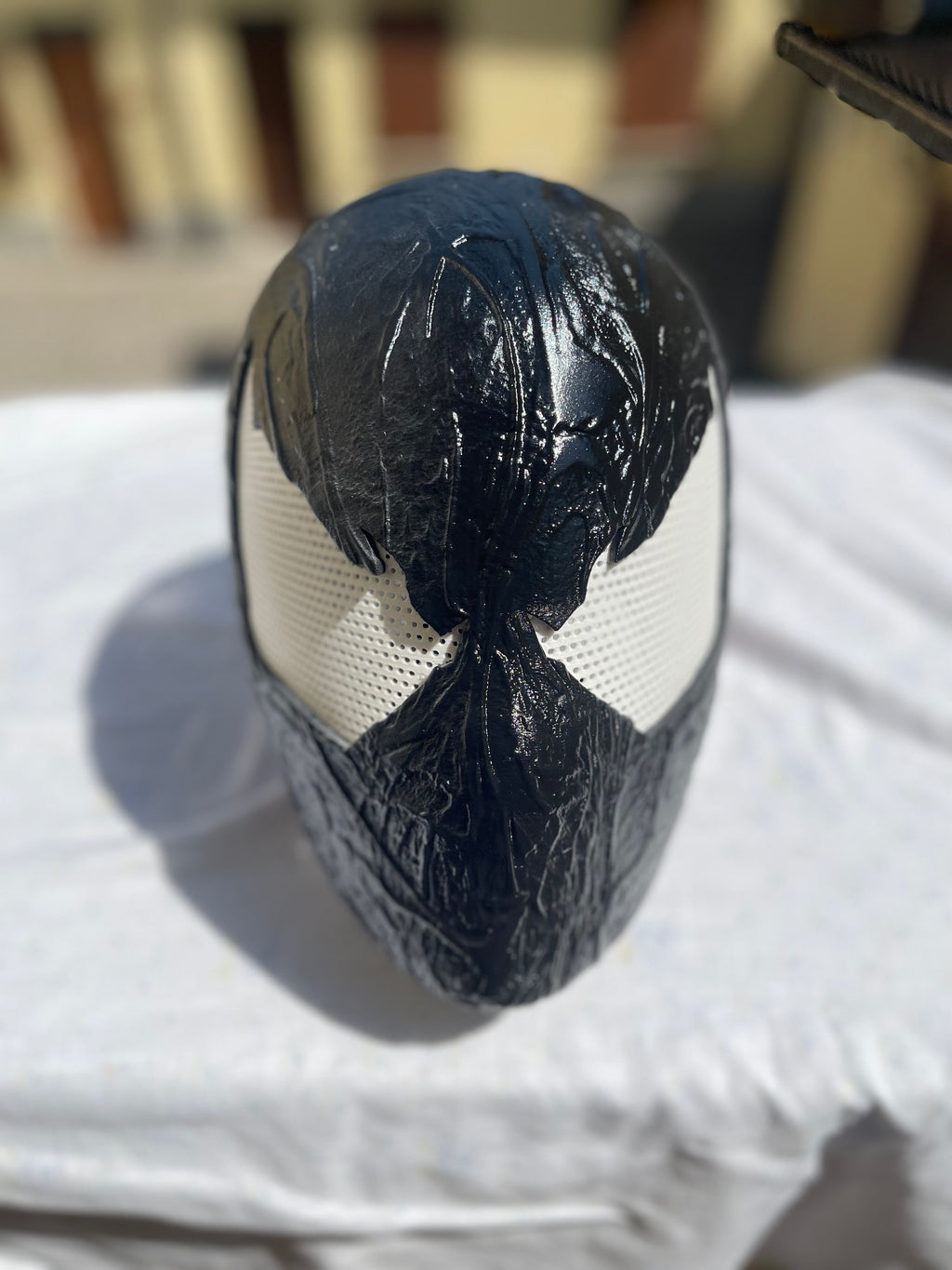 Elmo da cosplay ispirato al costume simbiotico di Spider-Man