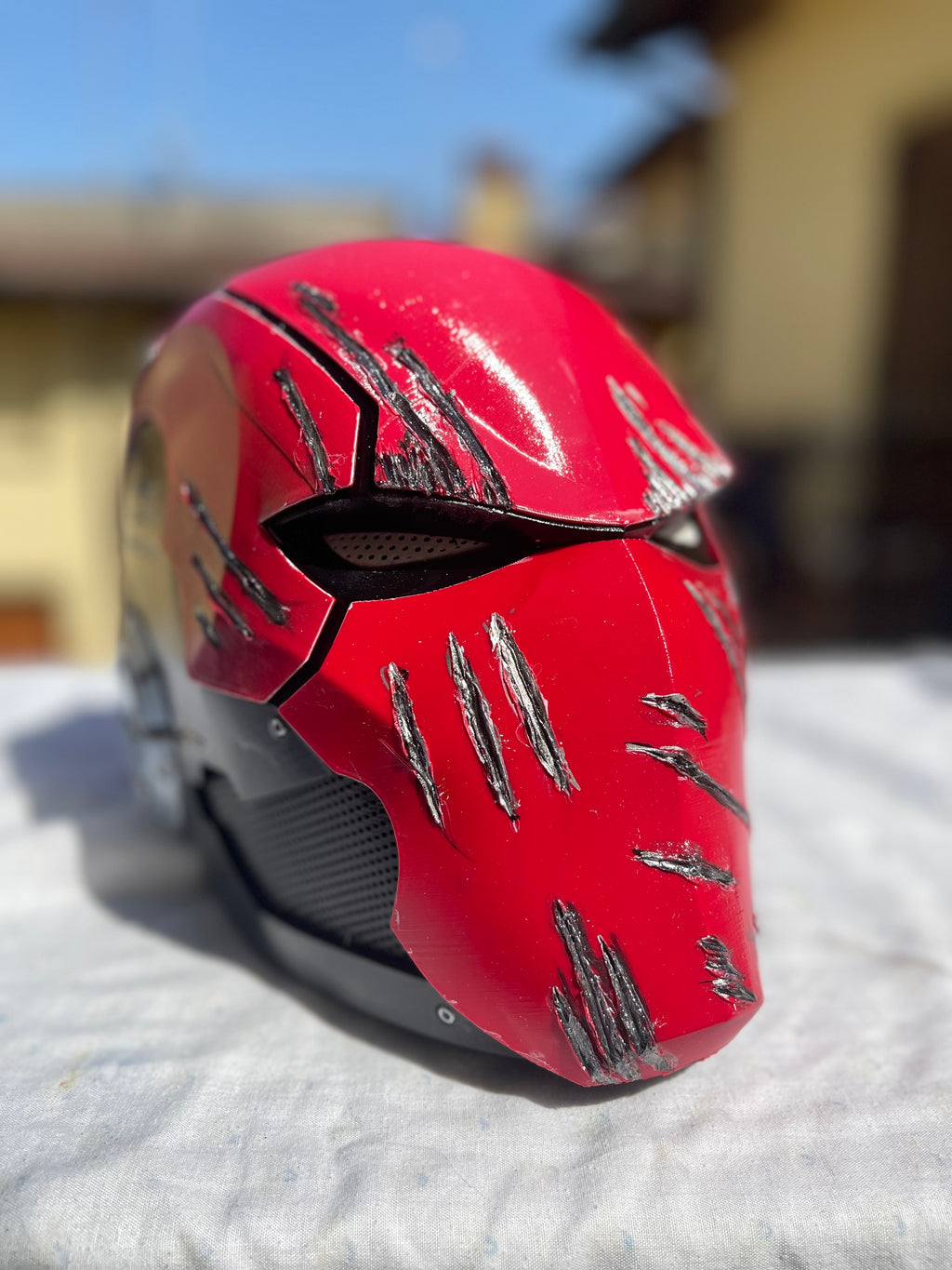 Casco Red Hood Battle-Damaged