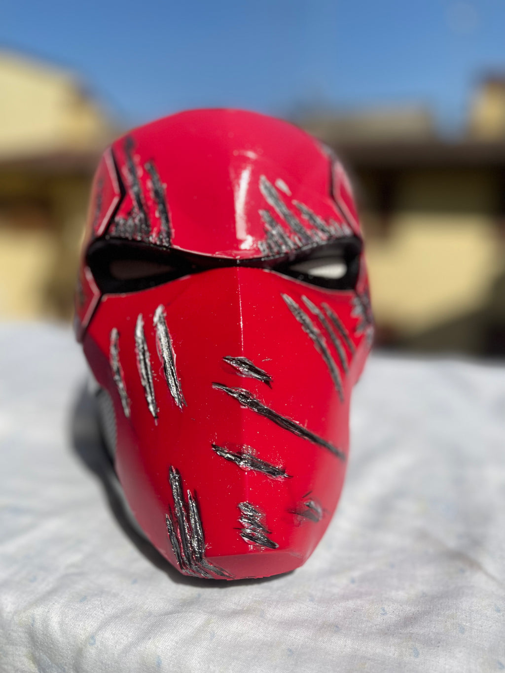 Casco Red Hood Battle-Damaged