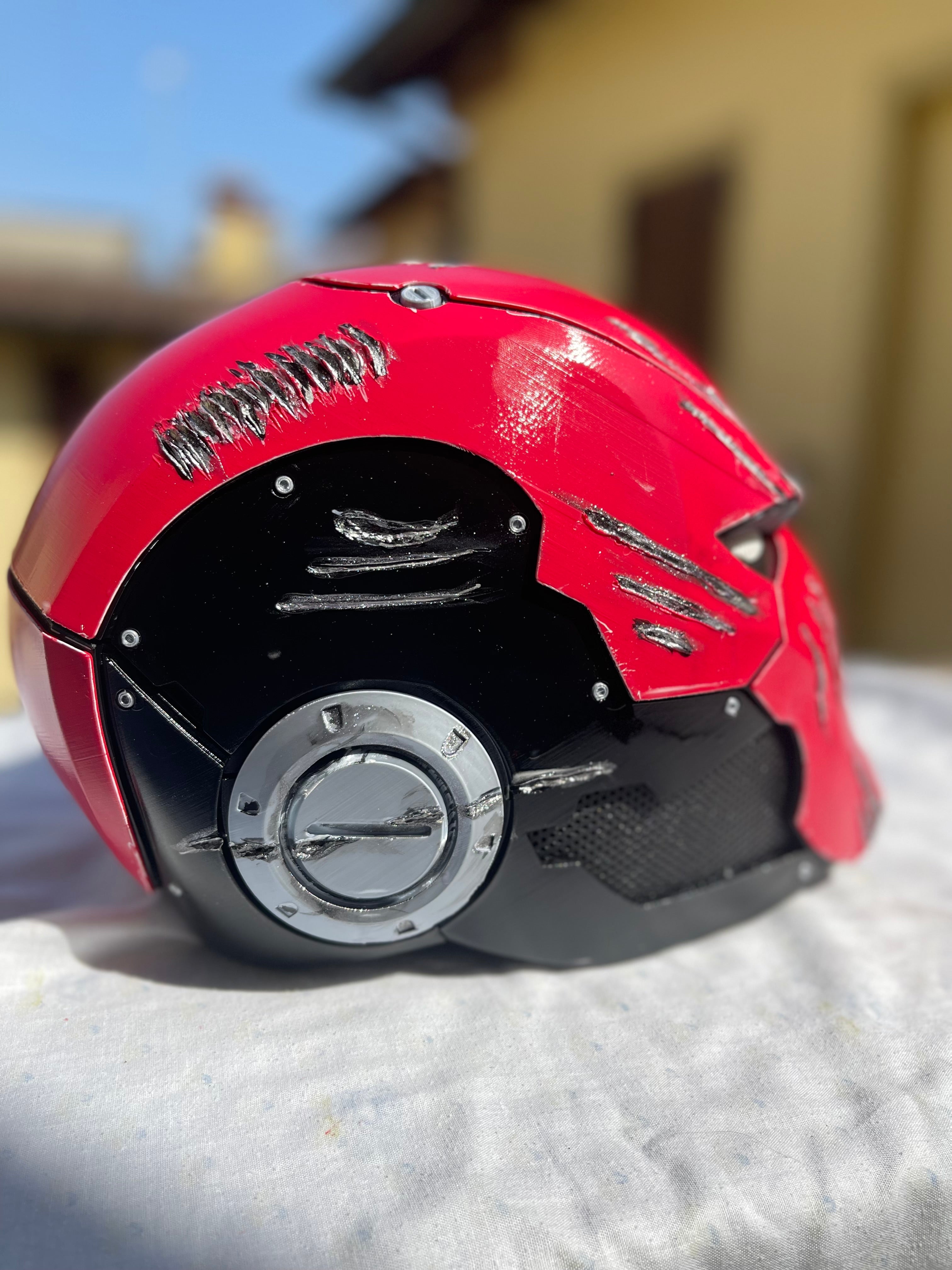 Casco Red Hood Battle-Damaged