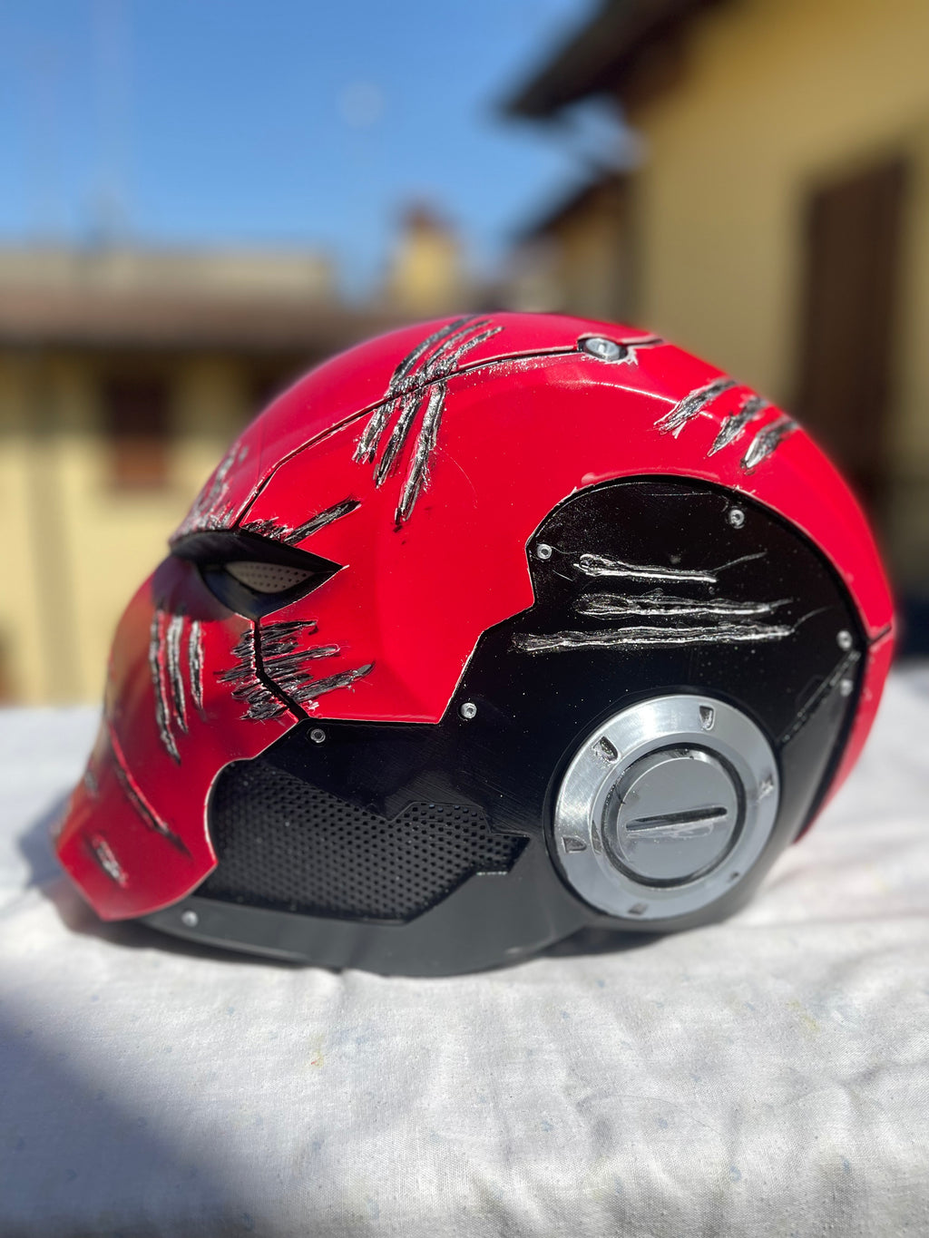 Casco Red Hood Battle-Damaged