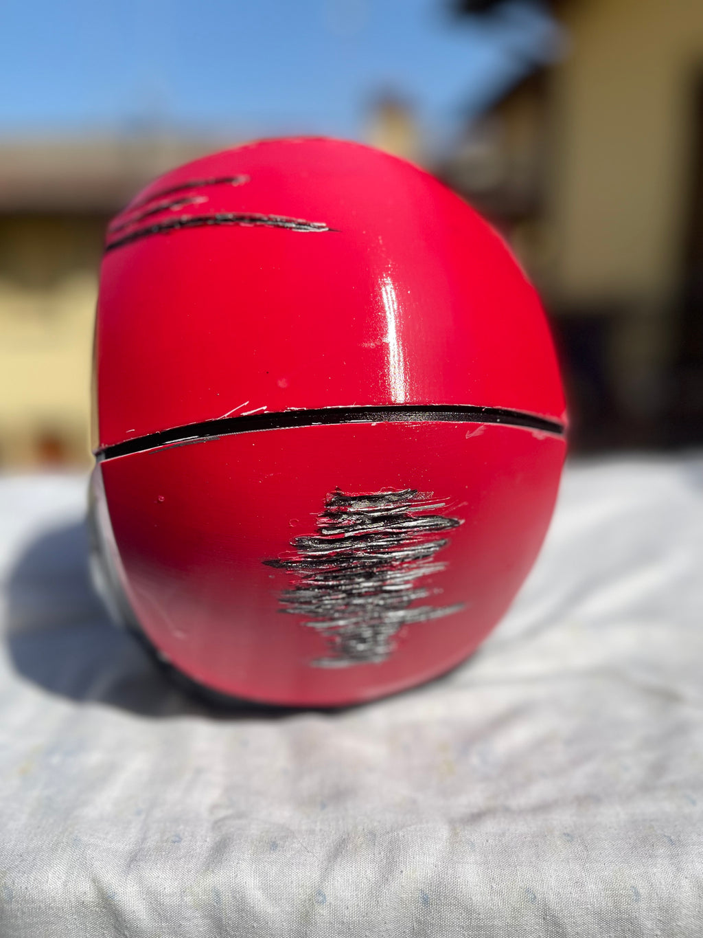 Casco Red Hood Battle-Damaged