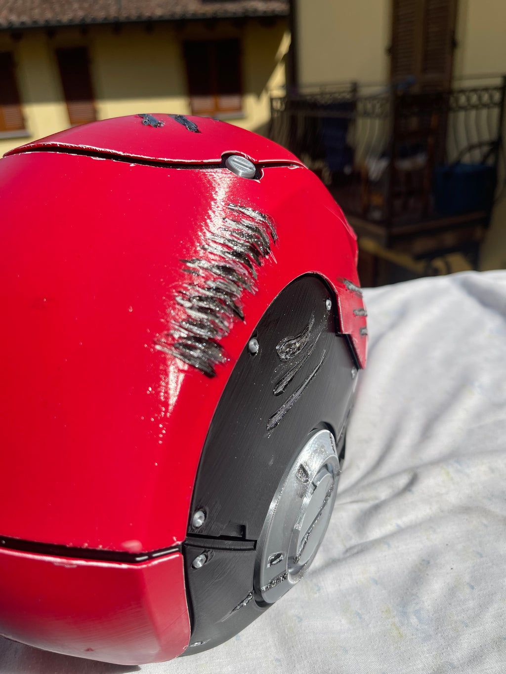 Casco Red Hood Battle-Damaged