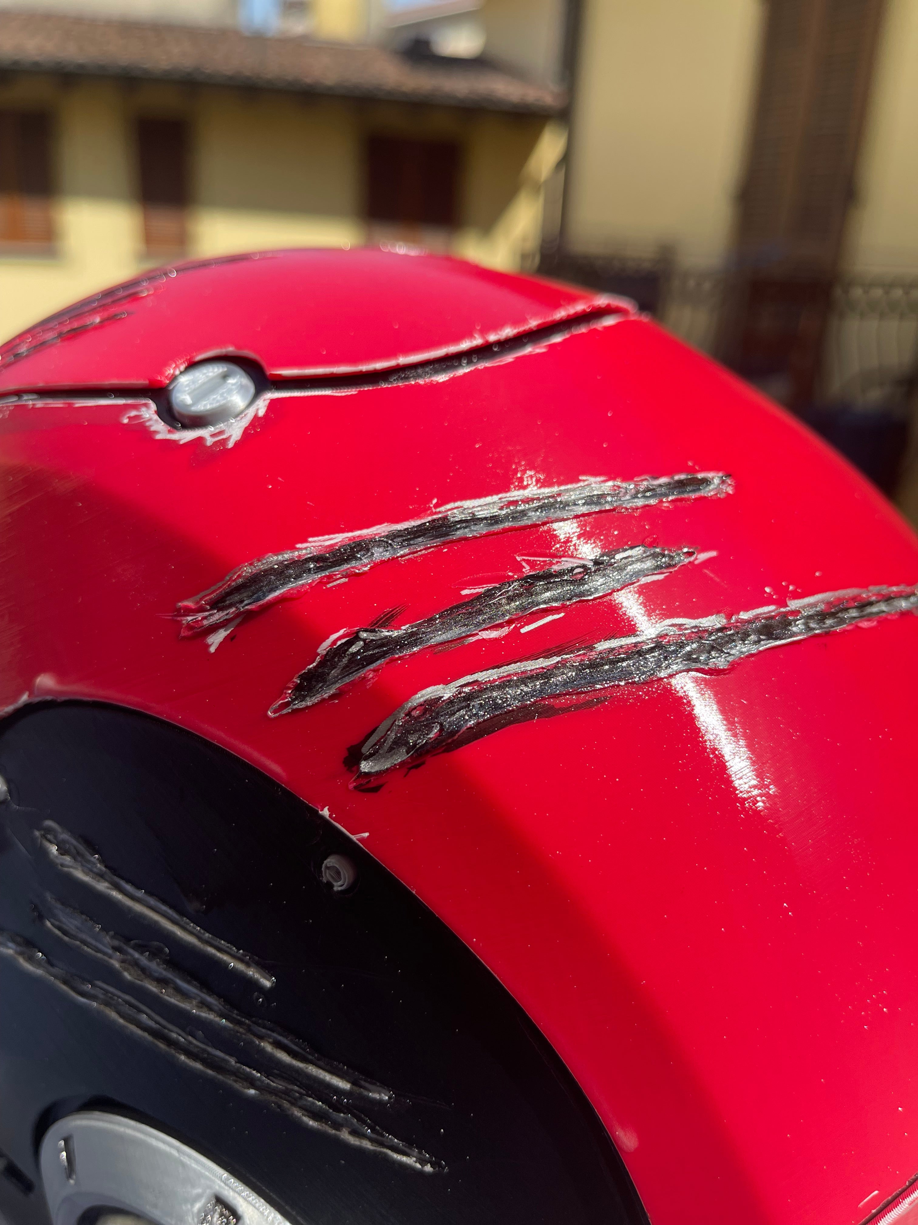 Casco Red Hood Battle-Damaged