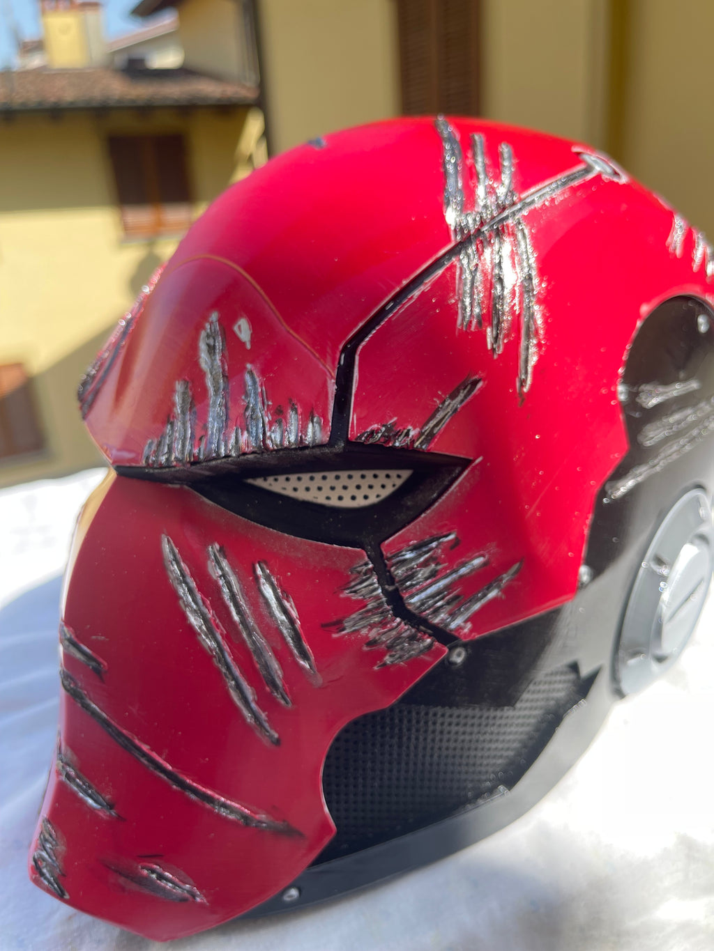 Casco Red Hood Battle-Damaged
