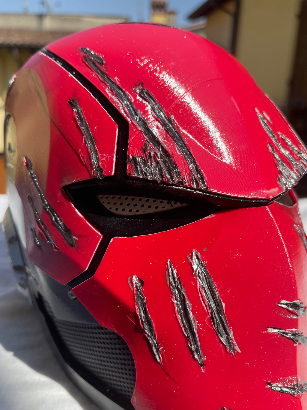 Casco Red Hood Battle-Damaged