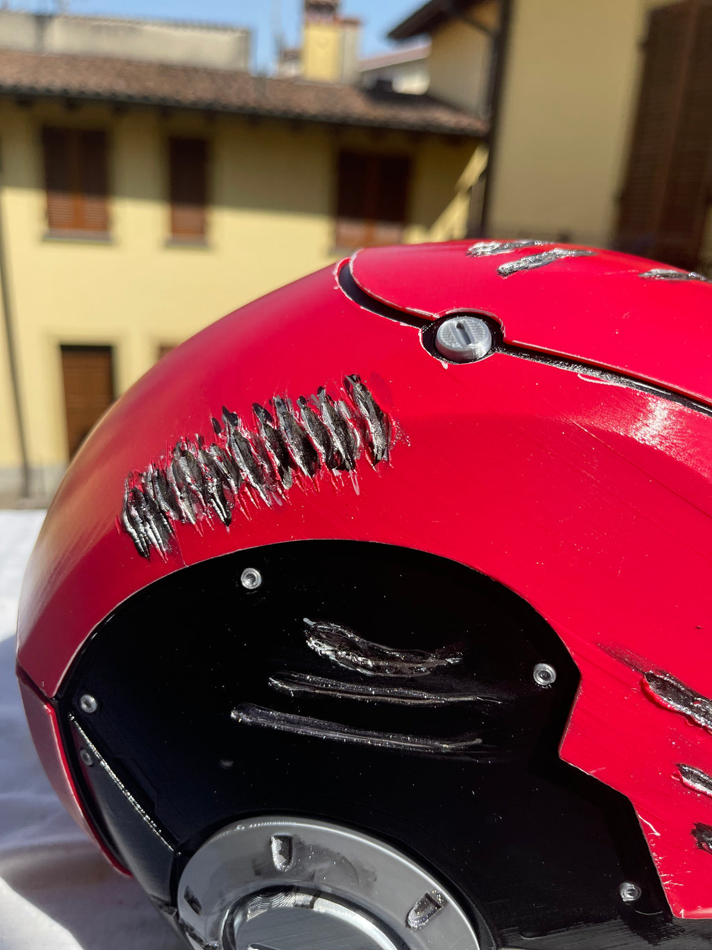 Casco Red Hood Battle-Damaged