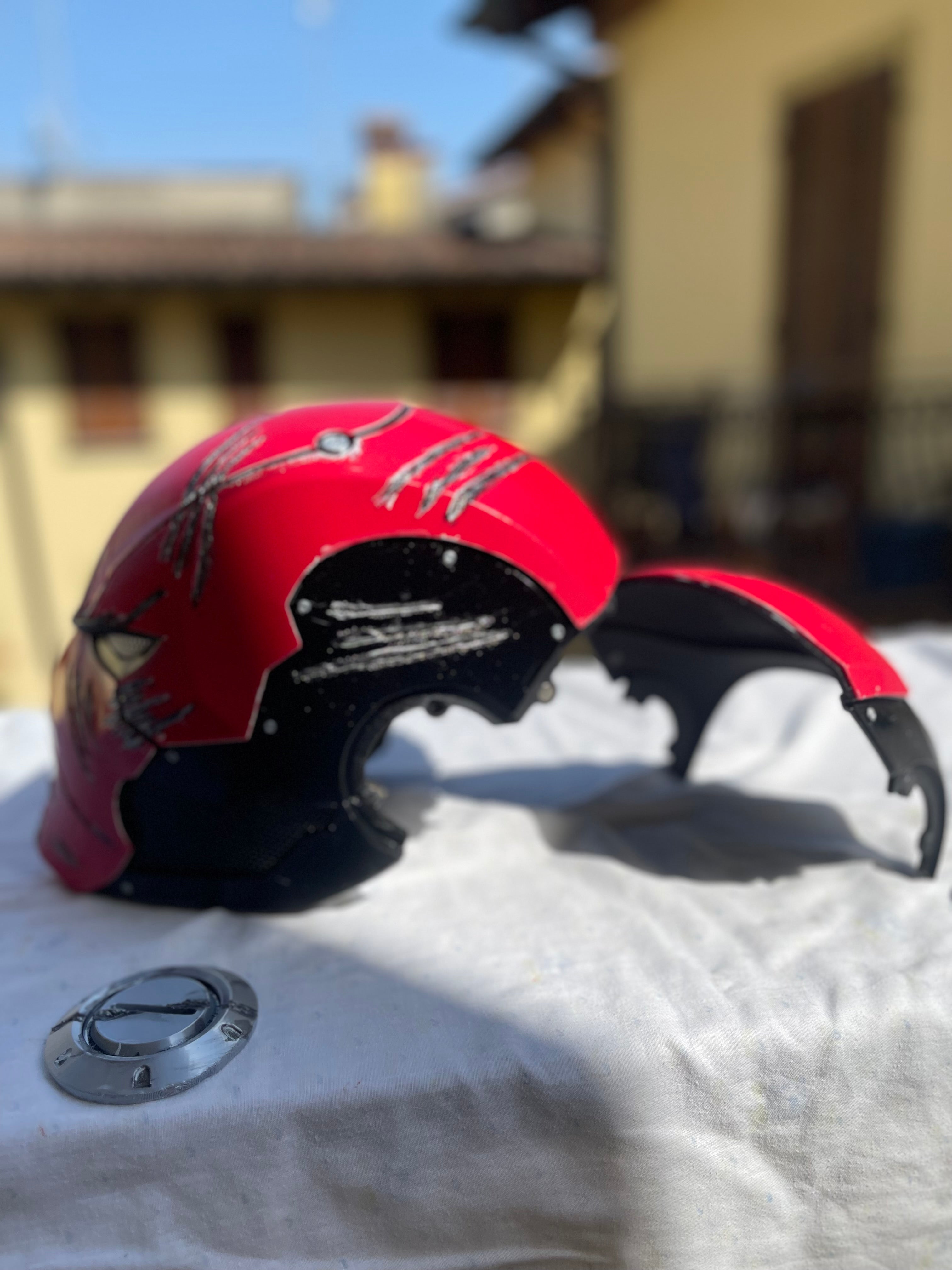 Casco Red Hood Battle-Damaged