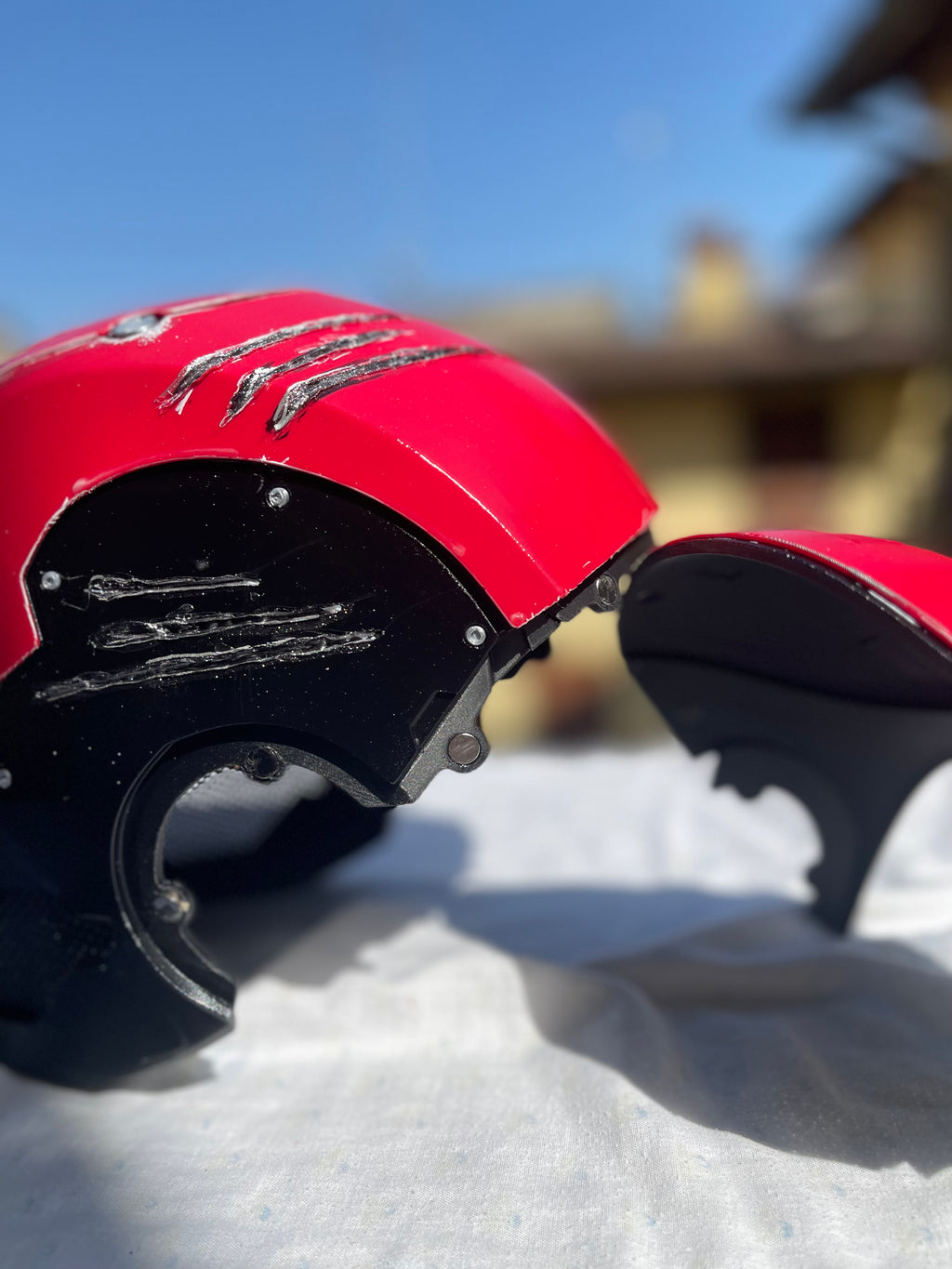 Casco Red Hood Battle-Damaged