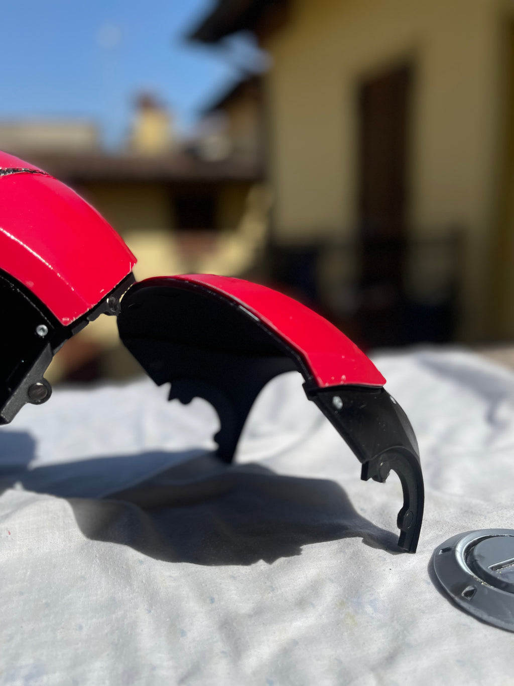 Casco Red Hood Battle-Damaged