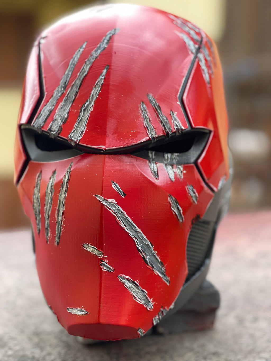 Casco rosso e nero da cosplay di Red Hood.