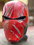 Casco rosso e nero da cosplay di Red Hood.