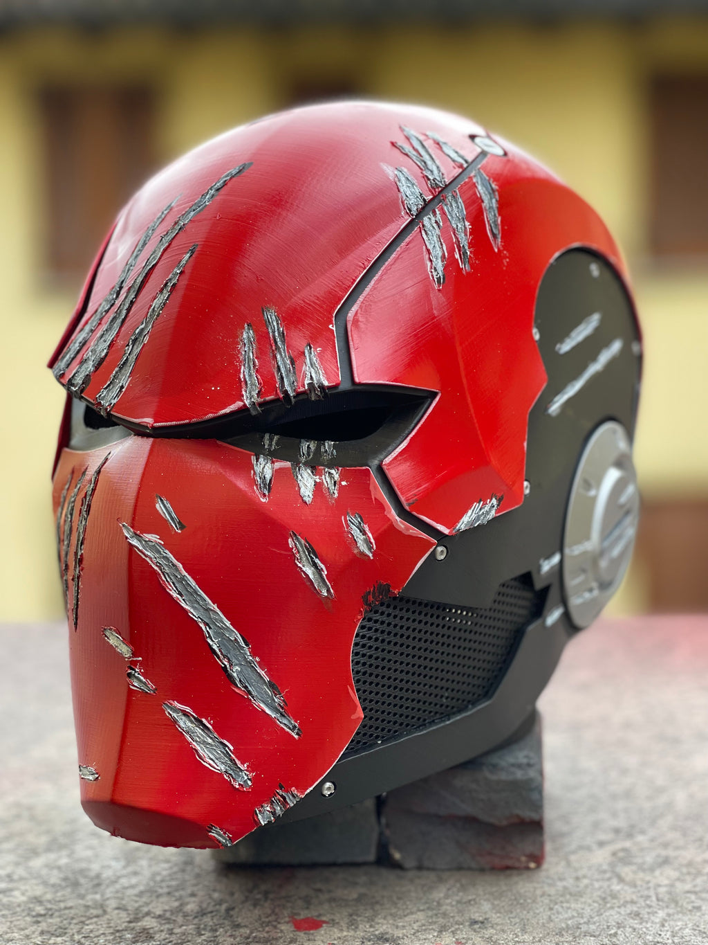 Casco rosso e nero da cosplay di Red Hood.