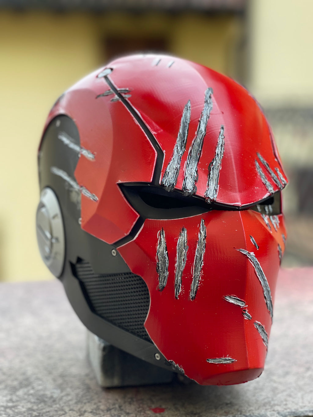 Casco rosso e nero da cosplay di Red Hood.