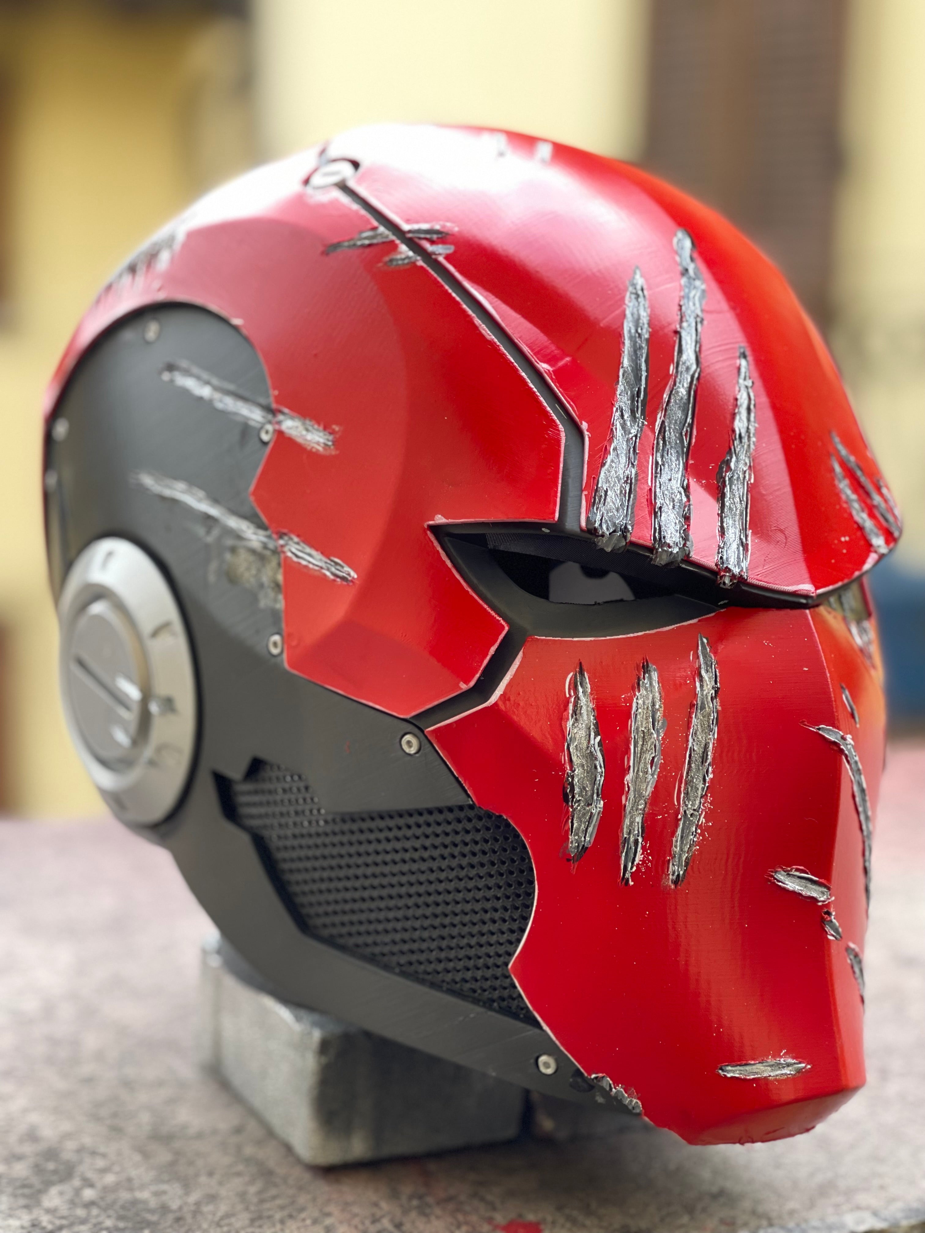 Casco rosso e nero da cosplay di Red Hood.