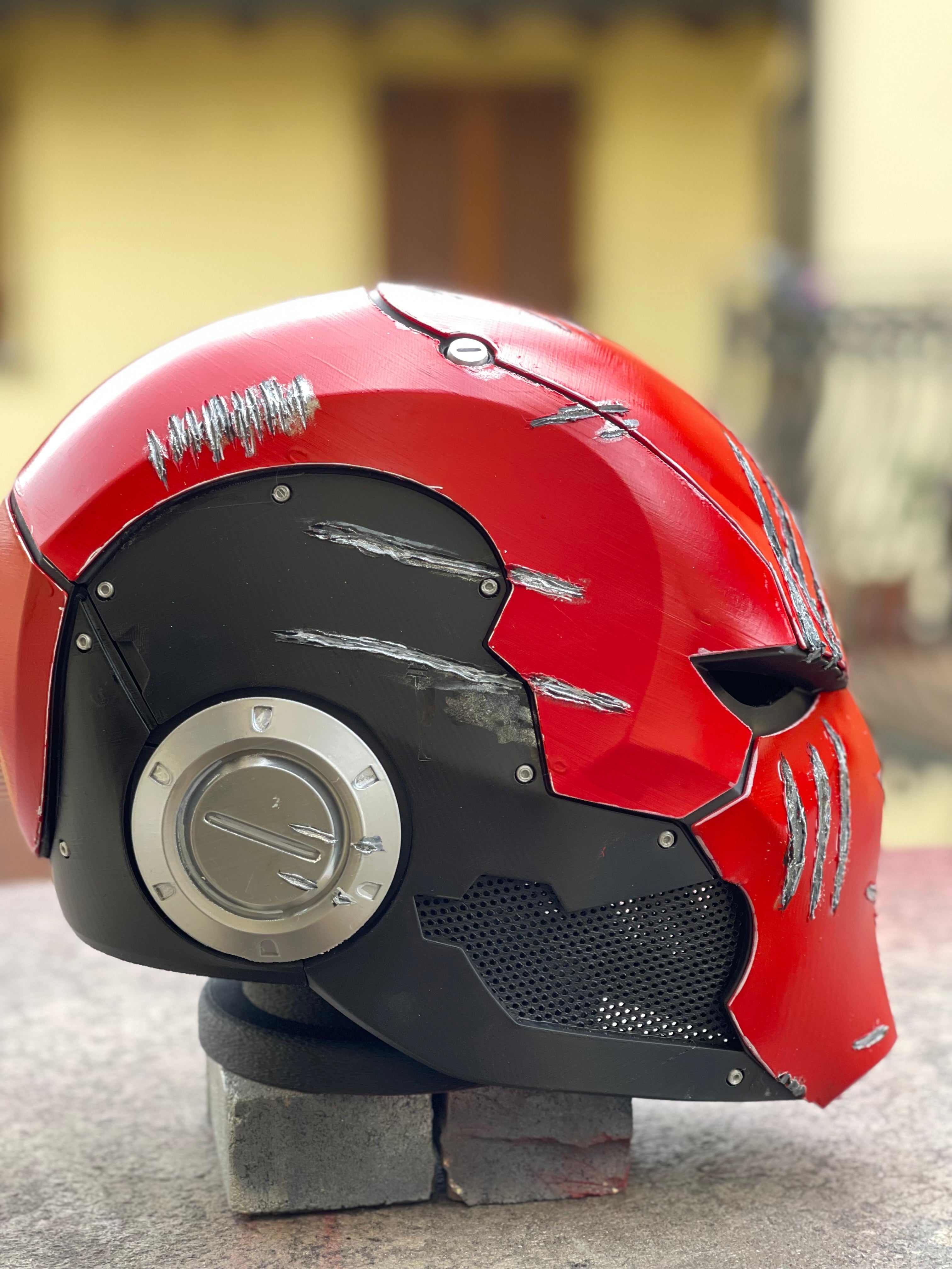 Casco rosso e nero da cosplay di Red Hood.
