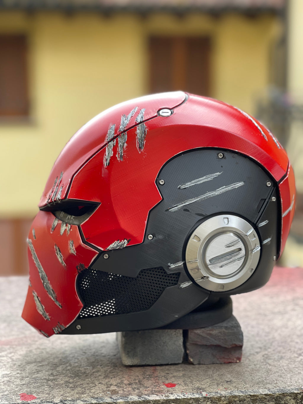 Casco rosso e nero da cosplay di Red Hood.