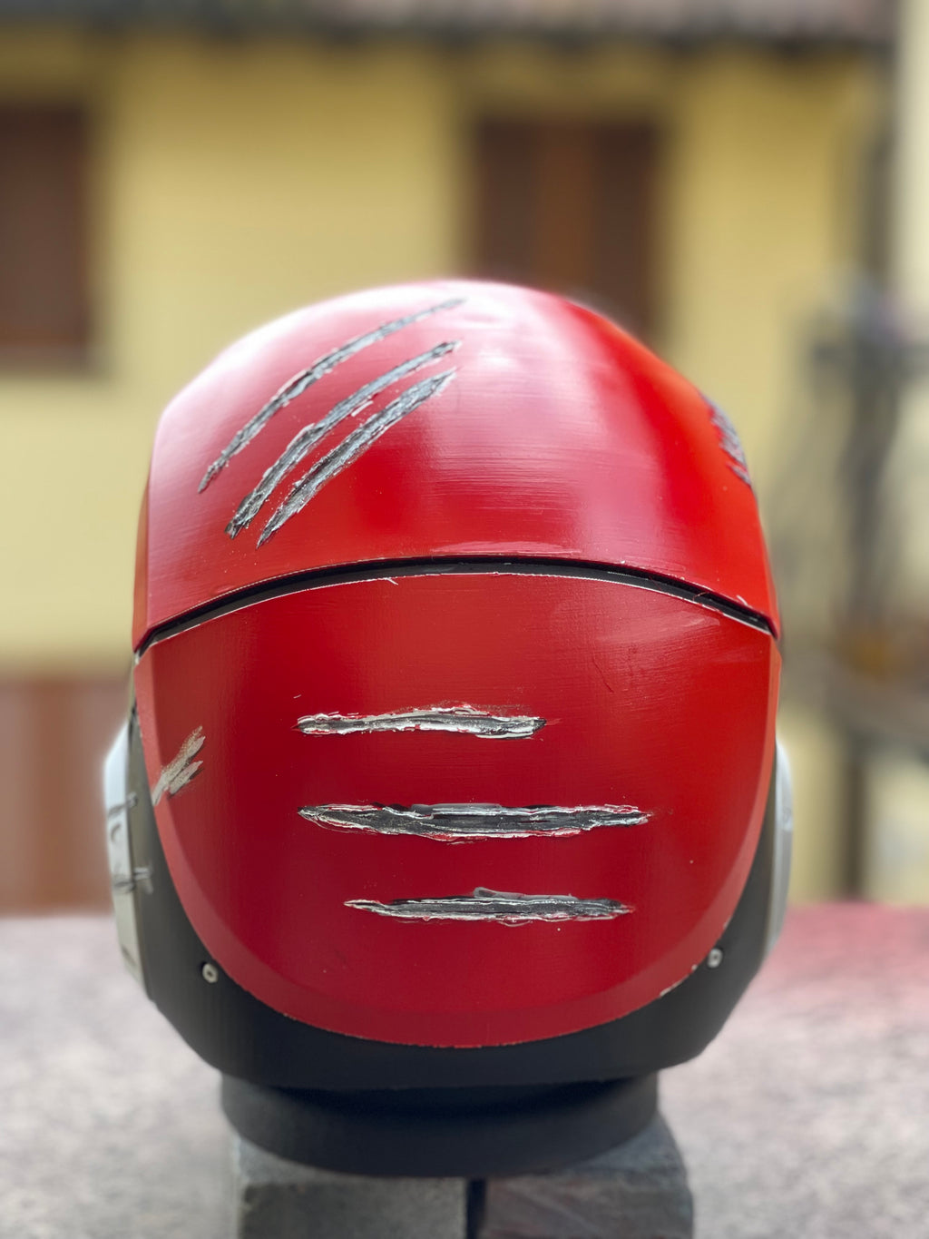 Casco rosso e nero da cosplay di Red Hood.
