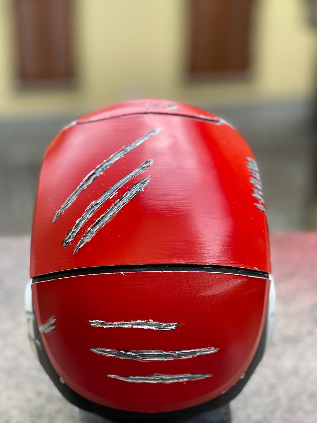 Casco rosso e nero da cosplay di Red Hood.