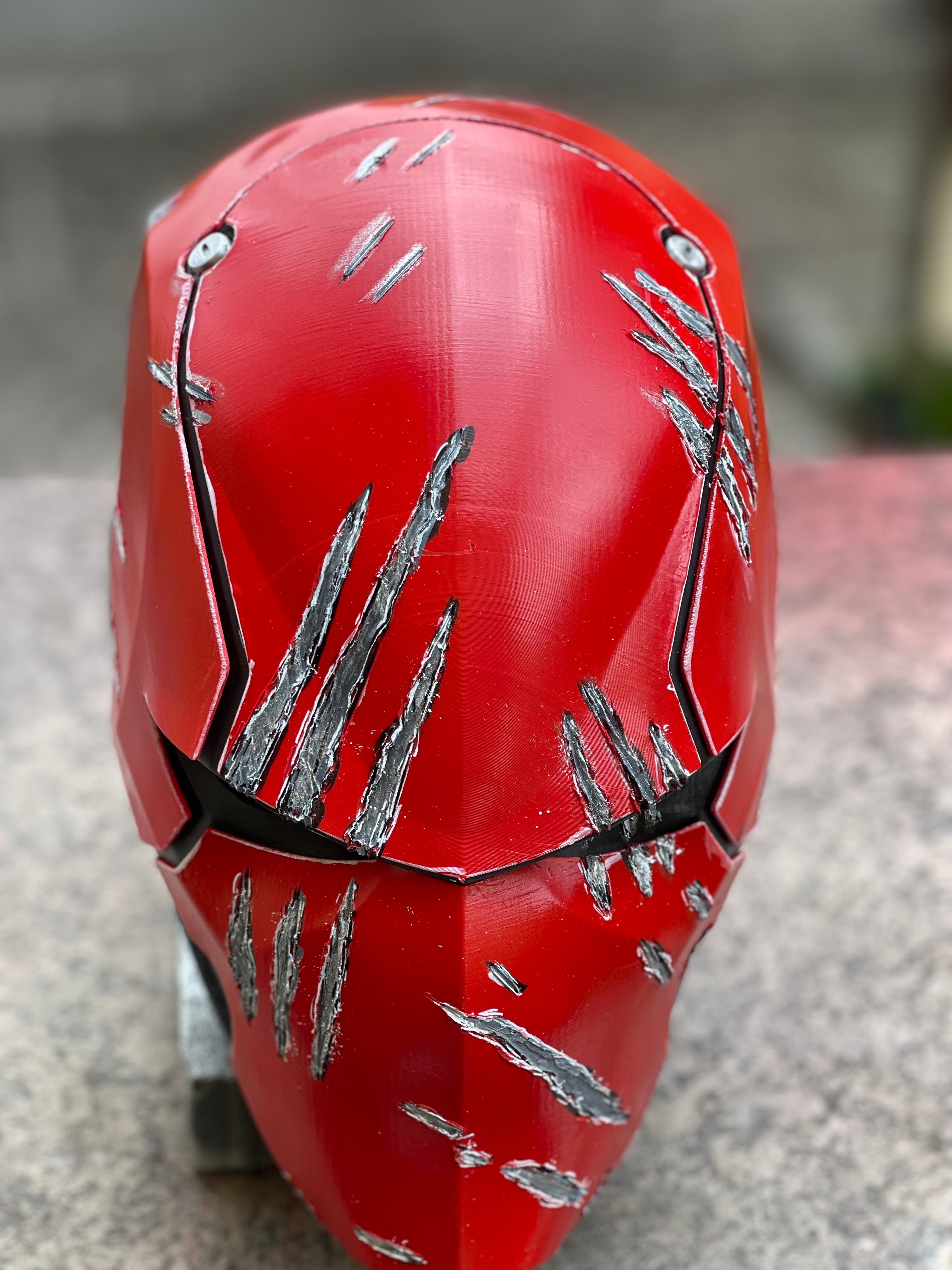 Casco rosso e nero da cosplay di Red Hood.