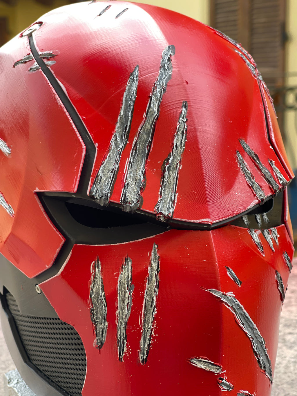 Casco rosso e nero da cosplay di Red Hood.