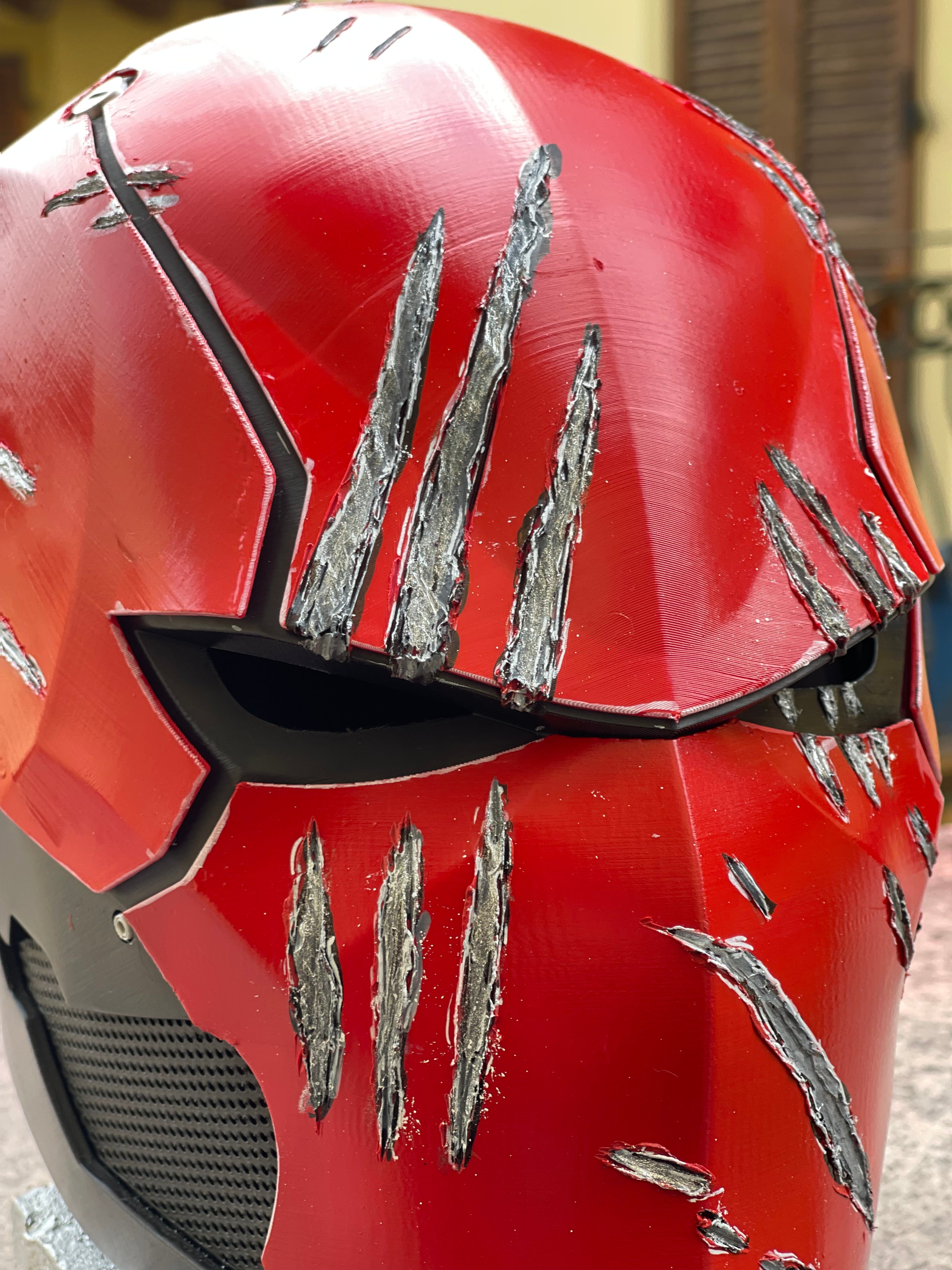 Casco rosso e nero da cosplay di Red Hood.