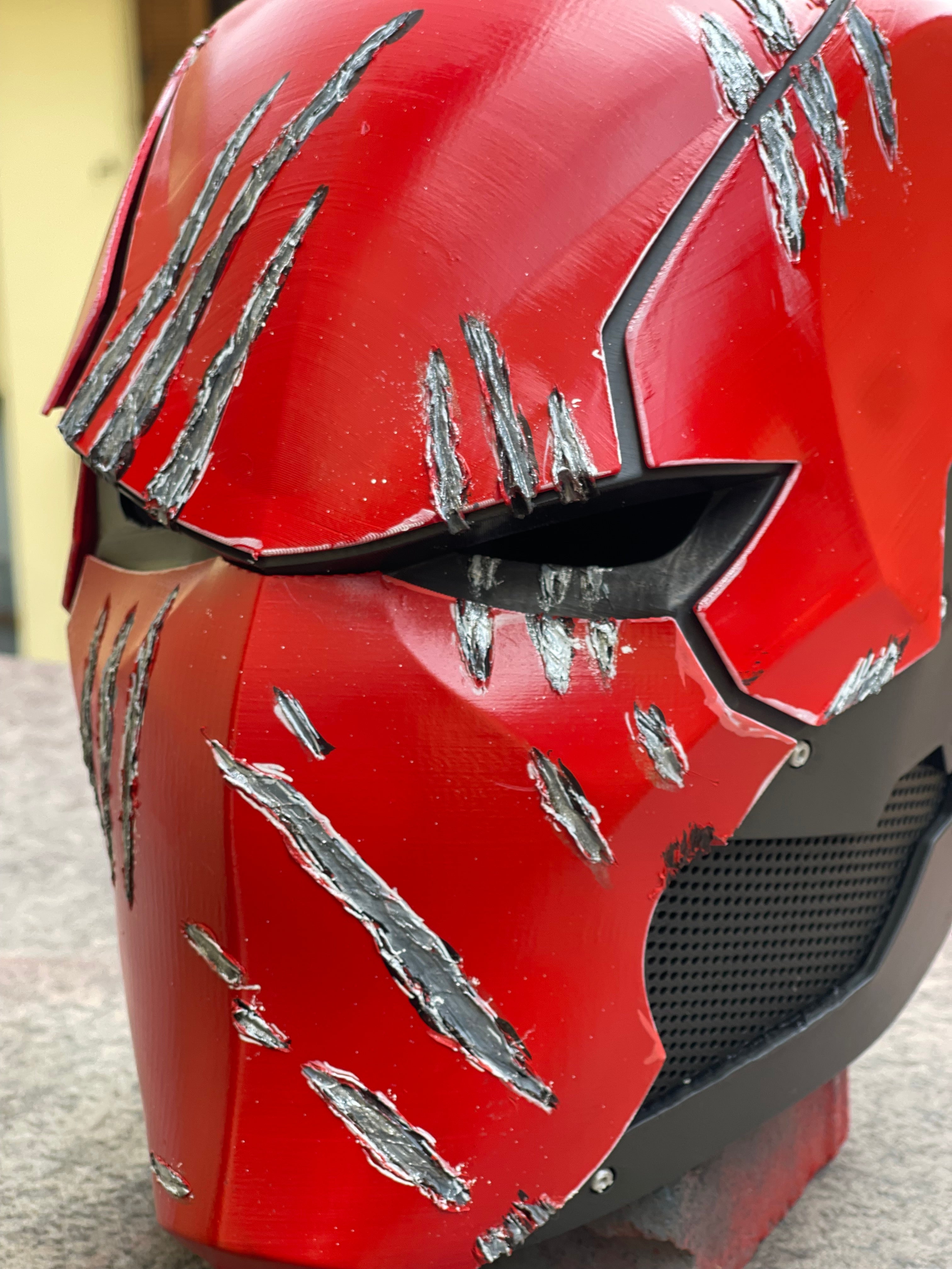 Casco rosso e nero da cosplay di Red Hood.