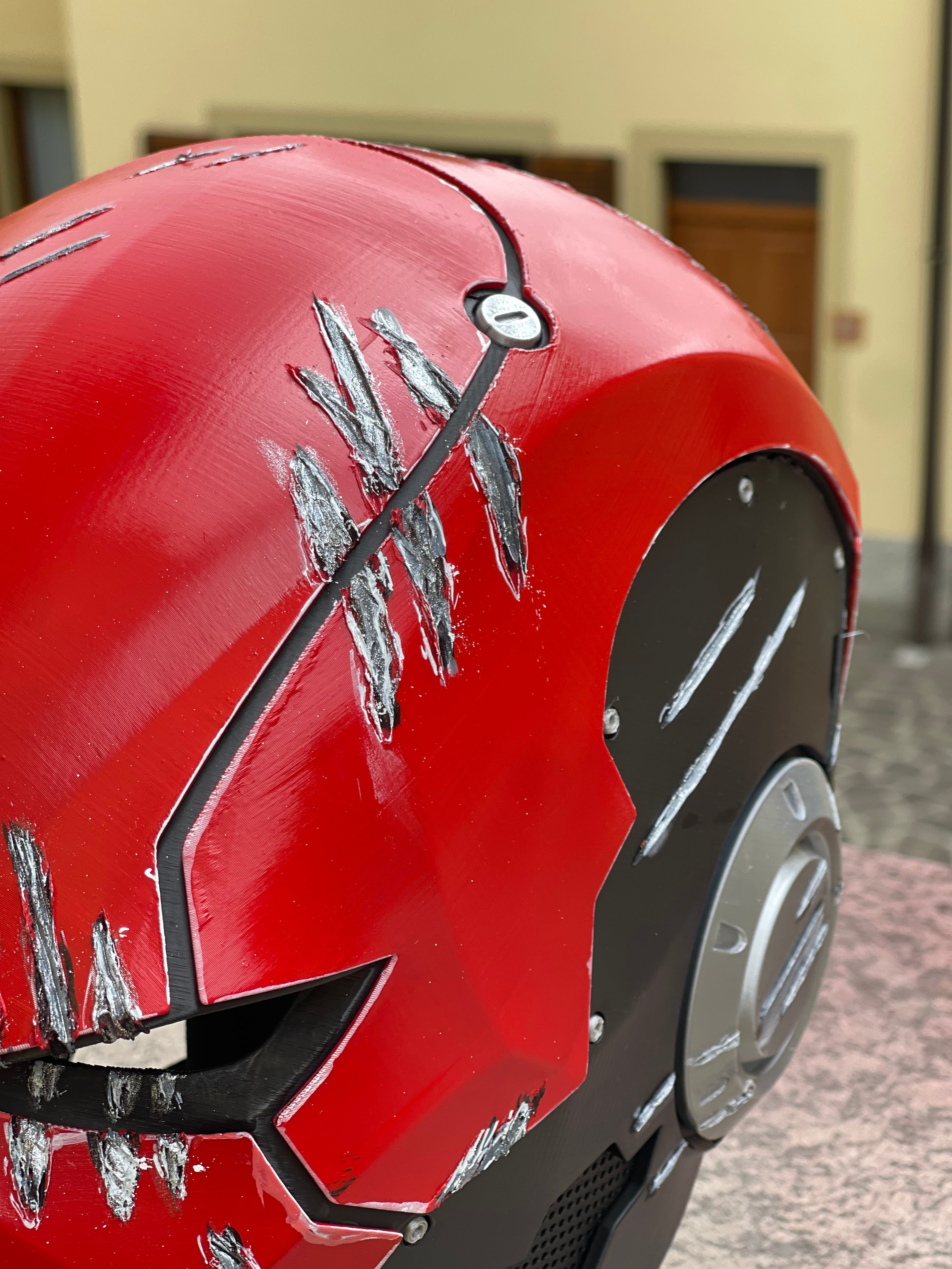 Casco rosso e nero da cosplay di Red Hood.