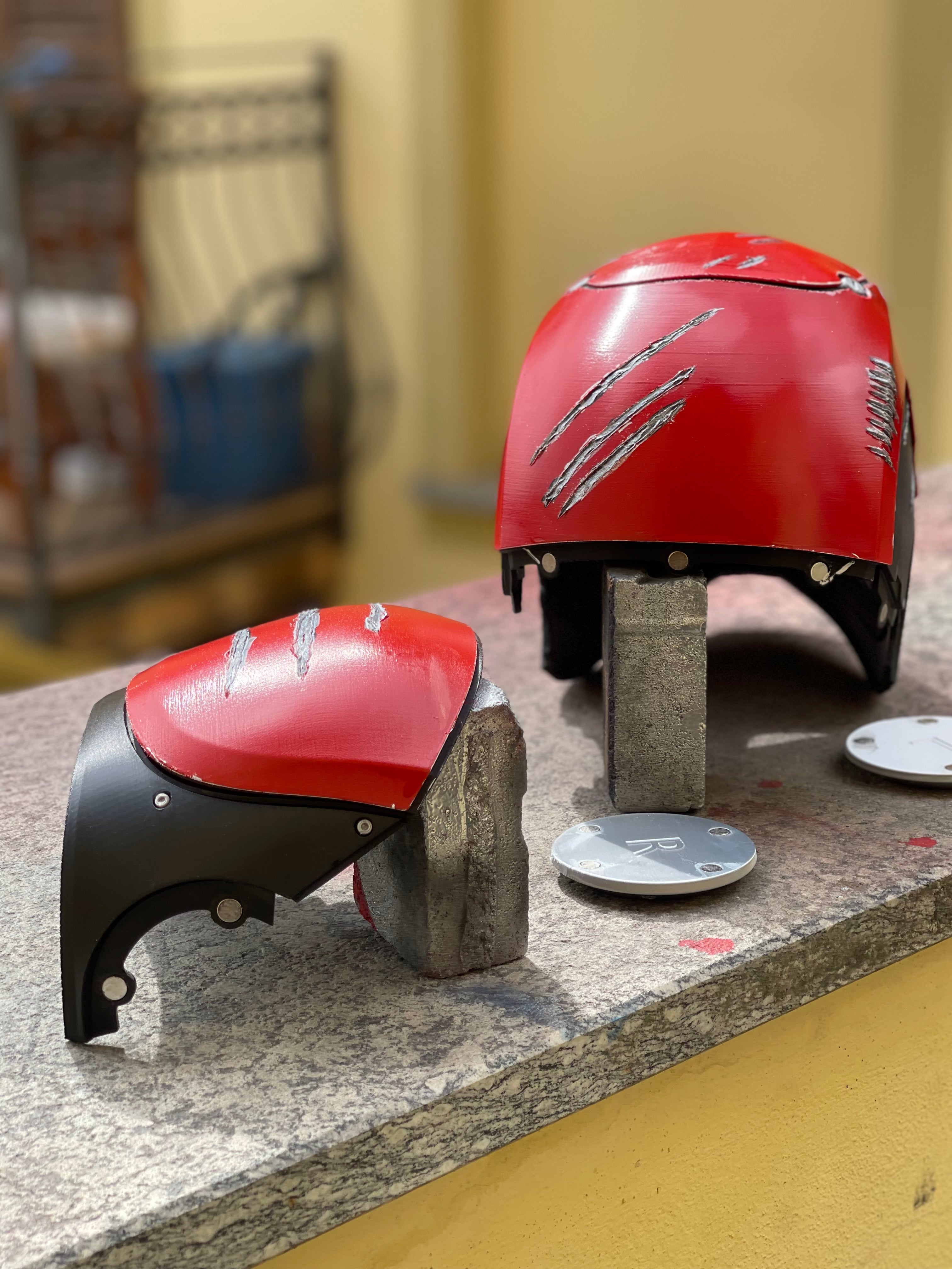 Casco rosso e nero da cosplay di Red Hood.