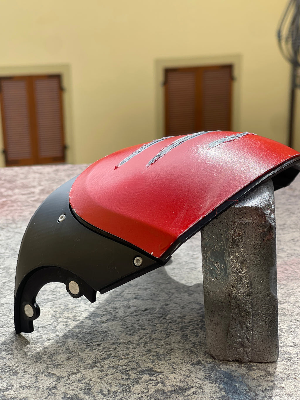 Casco rosso e nero da cosplay di Red Hood.