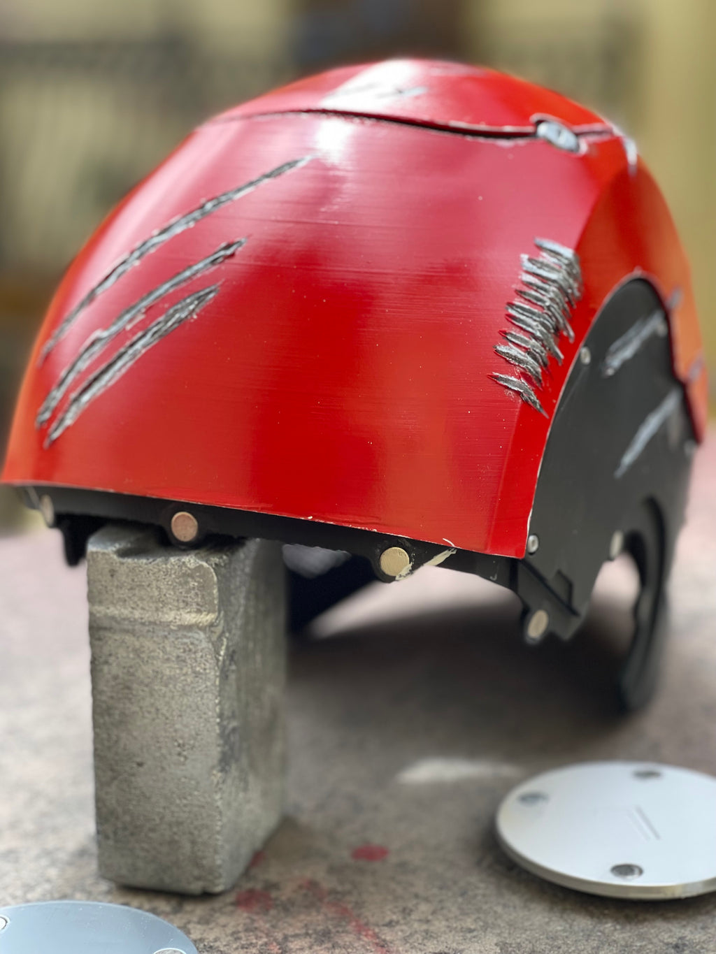 Casco rosso e nero da cosplay di Red Hood.