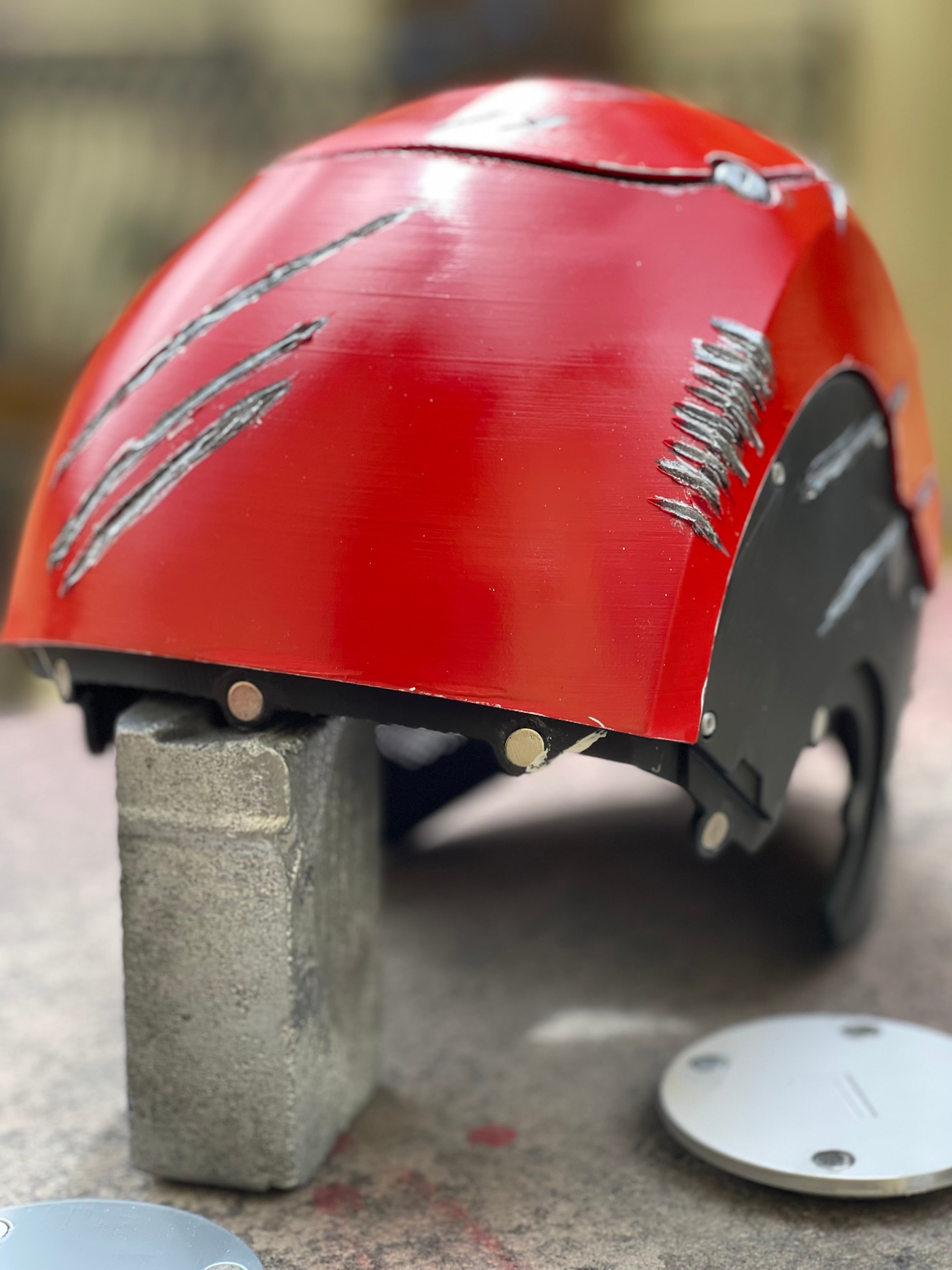 Casco rosso e nero da cosplay di Red Hood.