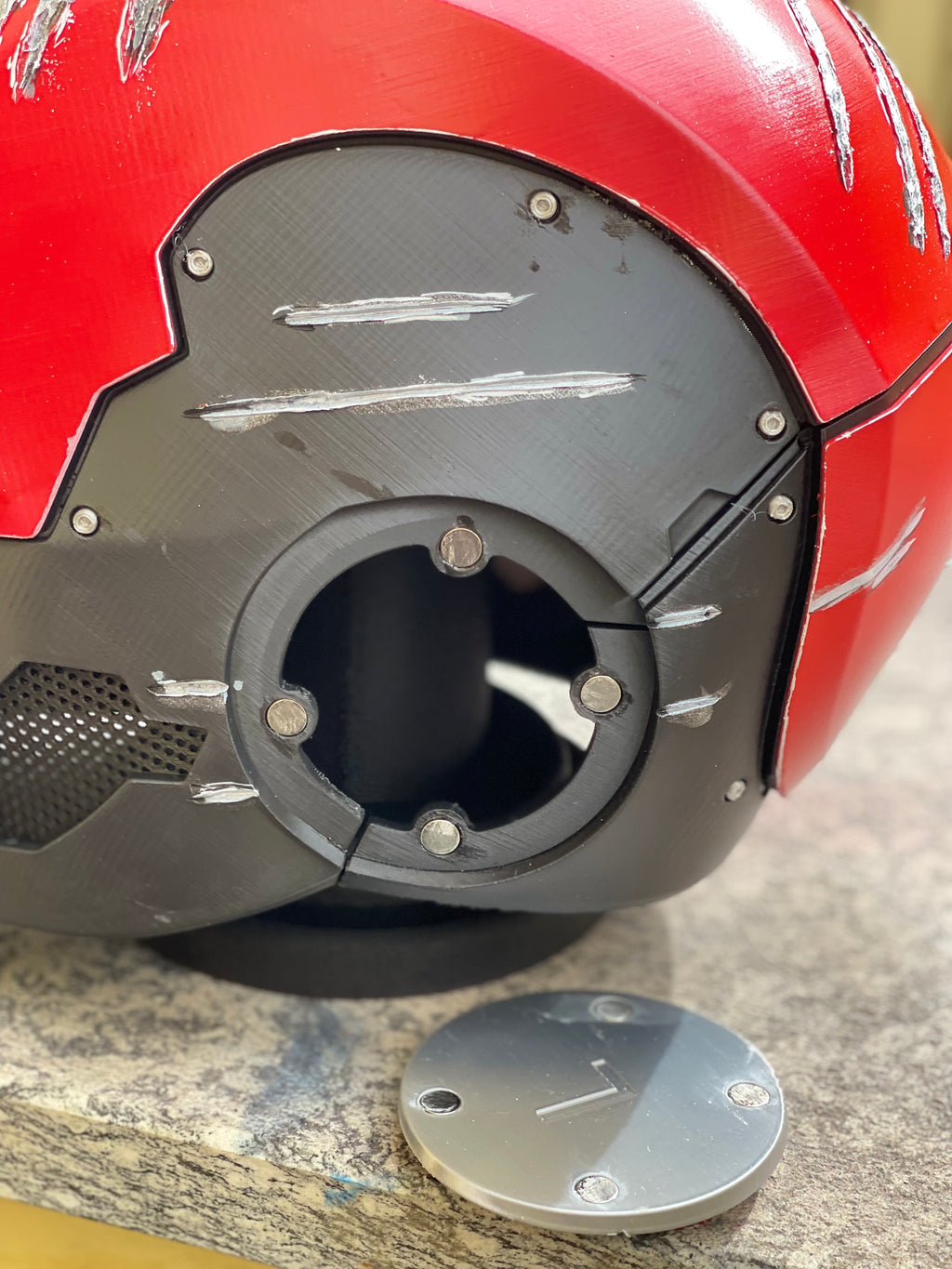 Casco rosso e nero da cosplay di Red Hood.